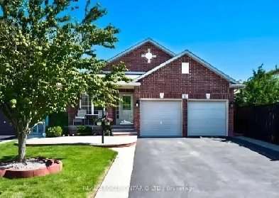 4 Level Backsplit in the Perfect Location!