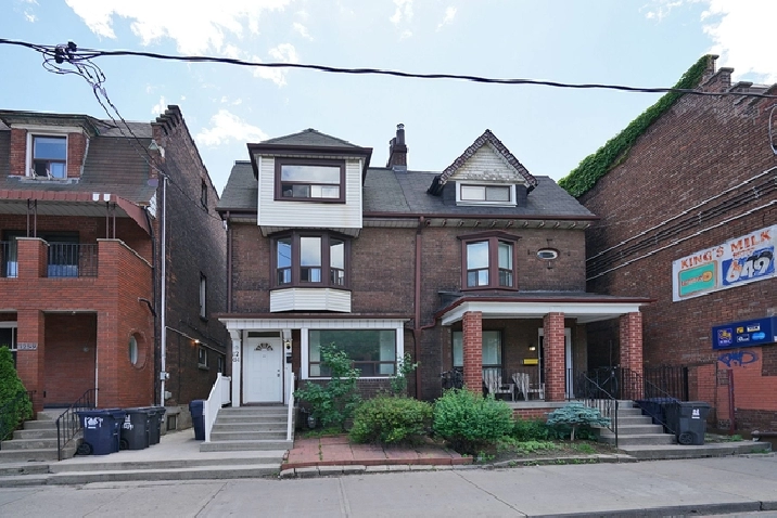 1 Bedroom House for Rent $2,397 (Dufferin and King)