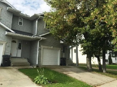 Spacious 3 Bed, 2.5 Bath Townhouse End Unit - Walk to the Beach!