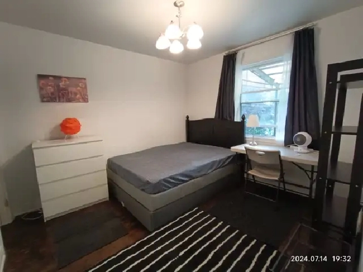 Big room for rent, Close metro Monk, All included.
