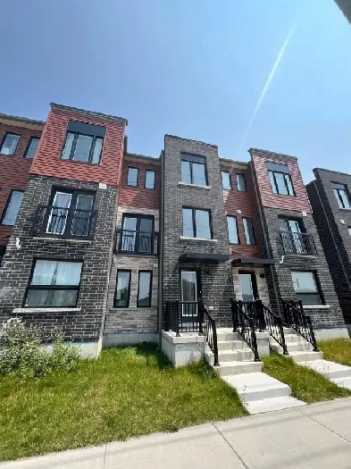 3 bed 1 bath townhome (Barrie)