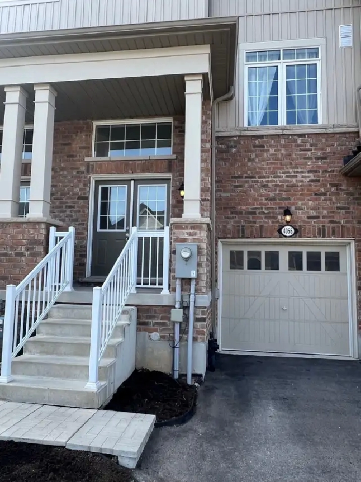 A large clean 3 Story freehold Townhouse for Rent in Beamsville