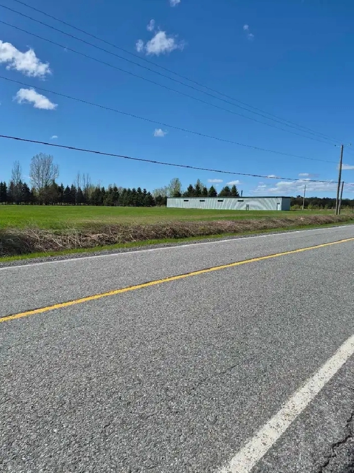Terrain 220,000 pieds carrés avec entrepôt Victoriaville