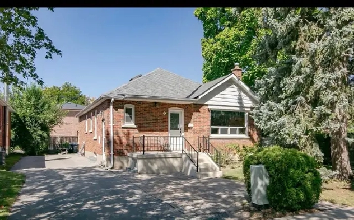 Amazing 4 bedroom house in downtown Brampton ..available July 01