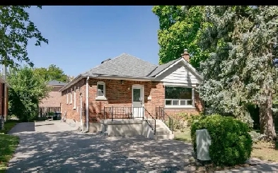 Amazing 4 bedroom house in downtown Brampton ..available July 01
