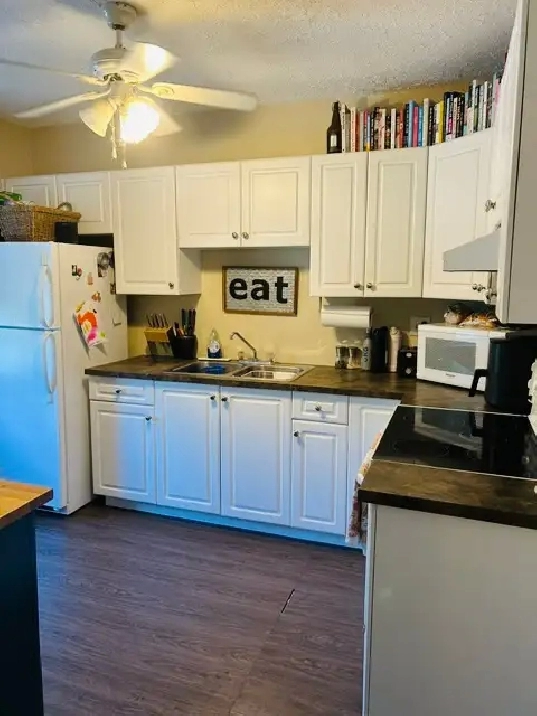 Upper unit, in an excellent location in Oakridge!