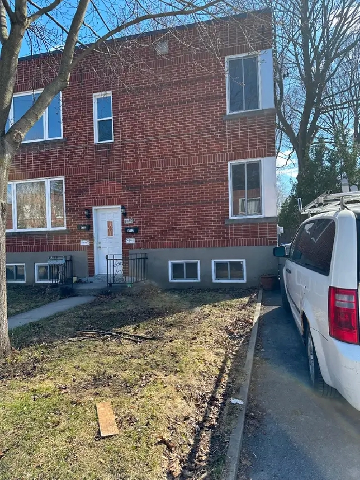 5 1/2 haut duplex 3 chambres fermées rénové propre Montreal NDG