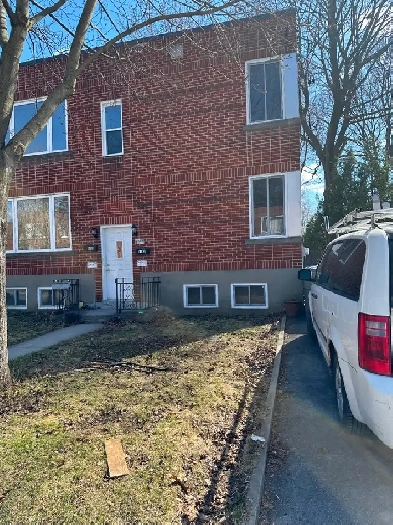 5 1/2 haut duplex 3 chambres fermées rénové propre Montreal NDG