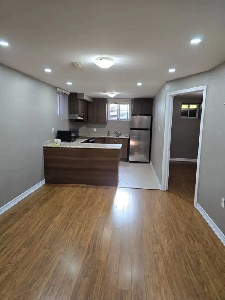 2 bedrooms, 2 bath in Etobicoke for $2000 Starting June end