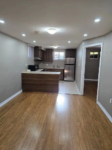 2 bedrooms, 2 bath in Etobicoke for $2000 Starting June end