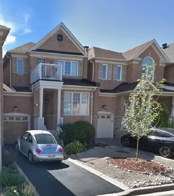 3 BED   3 BATH TOWNHOUSE IN THORNHILL