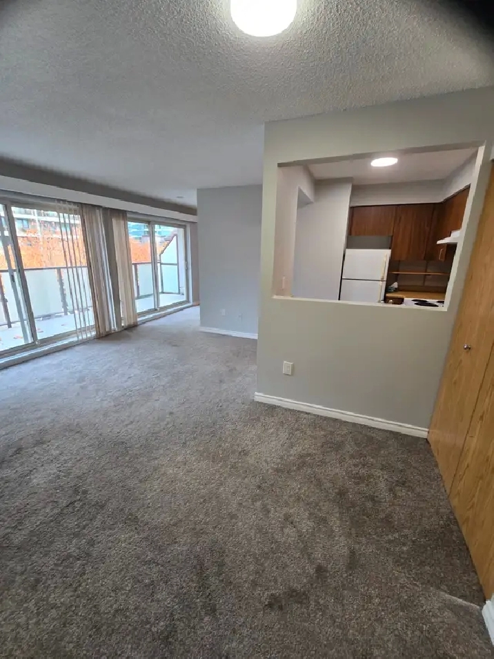 Top-Floor 1 BR  Block from Brentwood Mall