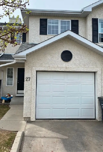 3 Beds & 3 Baths Townhouse in Briarwood Neighborhood