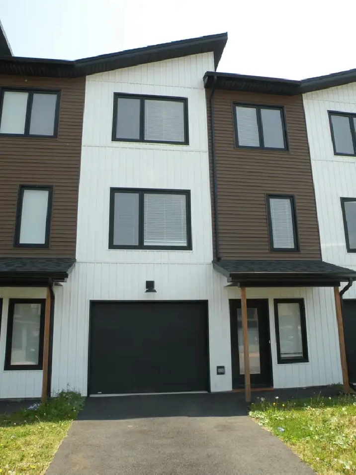 LUXURY TOWNHOUSE ELMSDALE 3  BDRMS 3.5 BATHS GARAGE