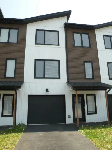 LUXURY TOWNHOUSE ELMSDALE 3  BDRMS 3.5 BATHS GARAGE