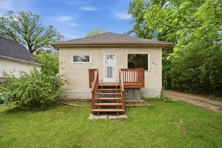 St Norbert Bungalow on Huge Treed Lot!