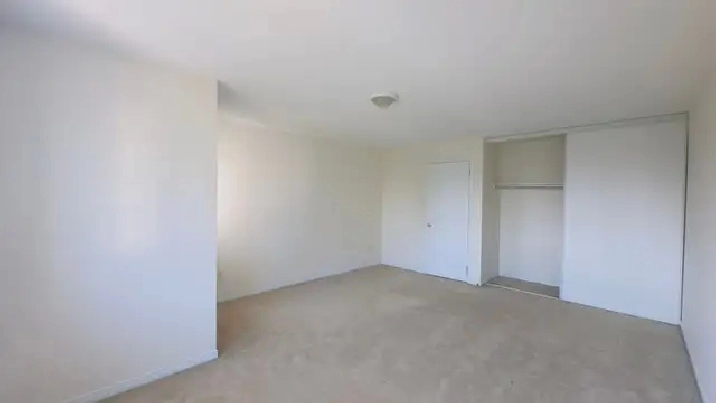 Couple & Female Shared Room Available | Central Ottawa | WiF