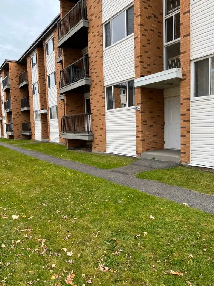 5 1/2 TOUT INCLUS! À Ste-Foy pour JUILLET! Avenue de Bourgogne