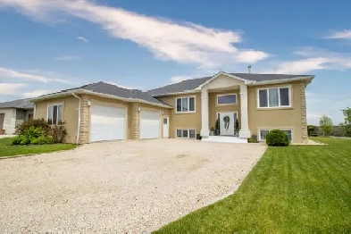 STUNNING, 6 bdrm, 3.5 bath Home in Steinbach w/ Guest Suite!