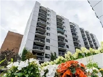 !2 BEDROOM CONDO IN GOLDEN SQUARE MILE  ! BEST LOCATION DOWNTOWN