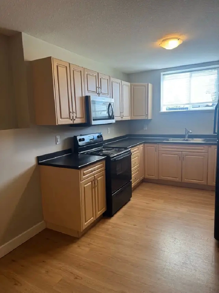 QUALITY NEWER 2 BEDROOM SUITE – PRIVATE DRIVEWAY & 6 APPLIANCES