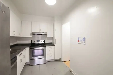 spacious 2-bed unit, Sept 1st, Westmount adj CDN - ID 112
