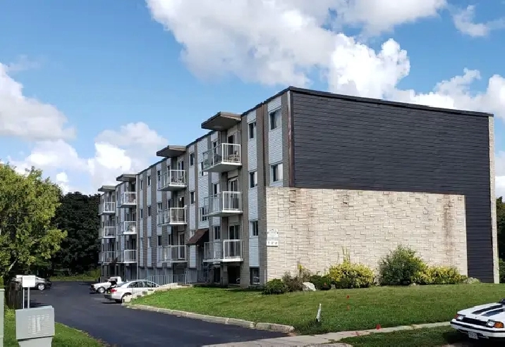 STUNNING 2 Bedroom - Large & Bright - Near Fairview Mall