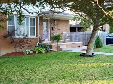 SPACEOUS 3-bedroom apartment - MAIN FLOOR