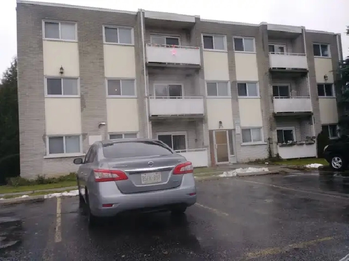 2 bedroom apt, Ottawa/Westmount area, available August 1st