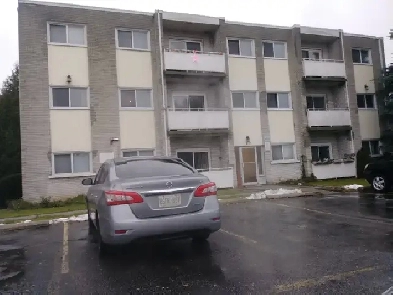 2 bedroom apt, Ottawa/Westmount area, available August 1st