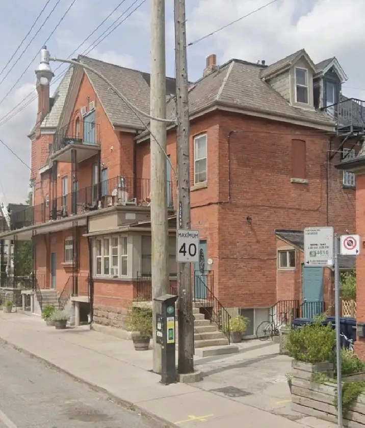 Bright Studio | Bathurst and Harbord for Rent $1400/month