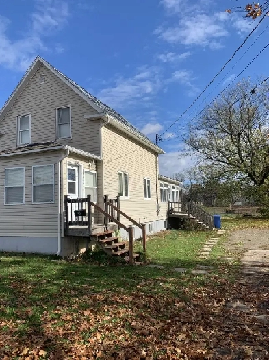 3-bedroom house with a den/office & 2 bathrooms for rent