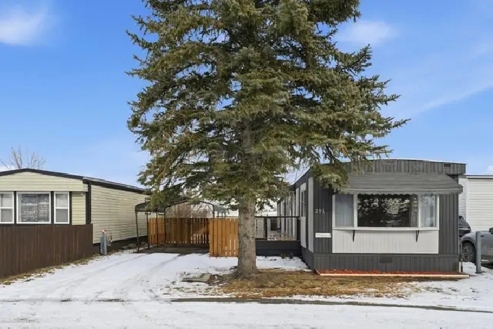 Fantastic deck and yard, spacious interior living area!