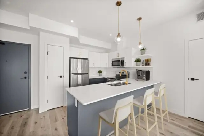 LUXURY 3 Bedroom Apartment! With Fitness Centre!