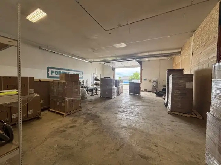 $1,250 - Utilities Included - Warehouse - Commercial Garage/Shop