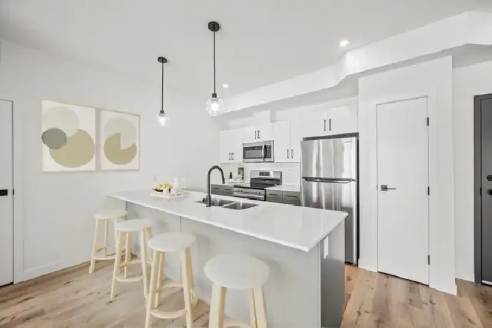 LUXURY 3 Bedroom Apartment! With Fitness Centre!