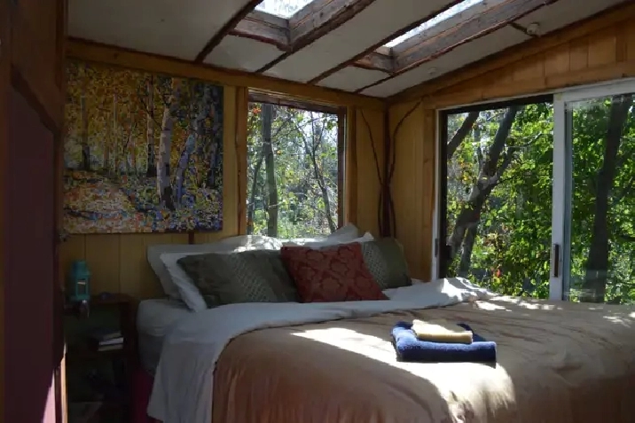 Private Awesome Eco King Treehouse with pool & hot tub!
