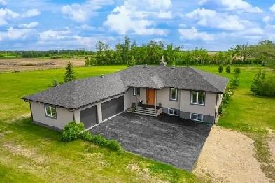 Sturgeon County out of a subdivision! 2 garages, custom built.
