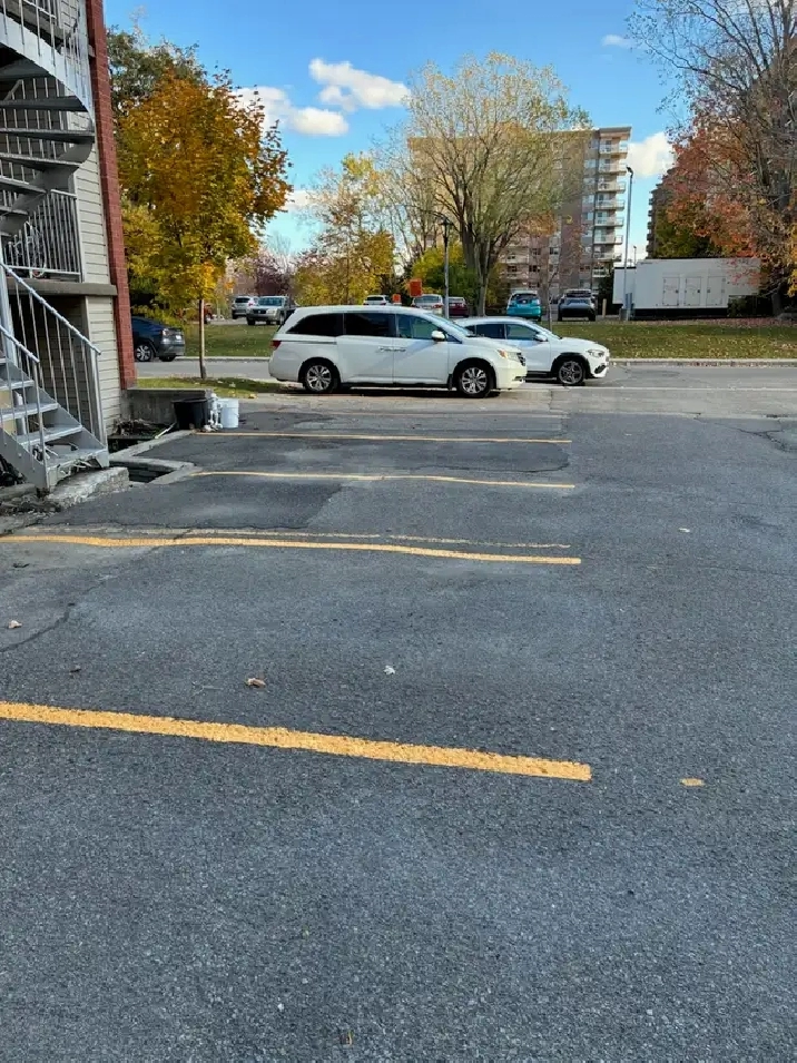 STATIONNEMENT À LOUER . AHUNTSIC parking for rent.