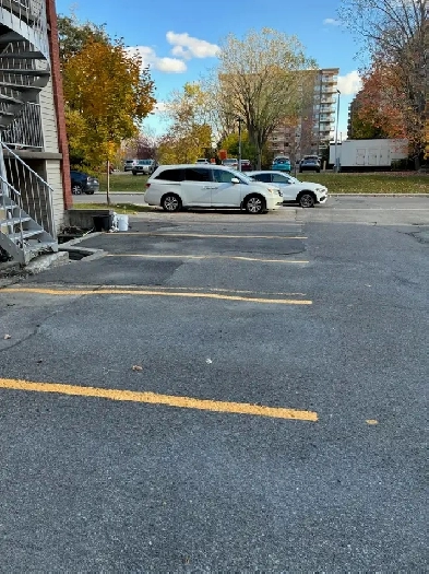 STATIONNEMENT À LOUER . AHUNTSIC parking for rent.