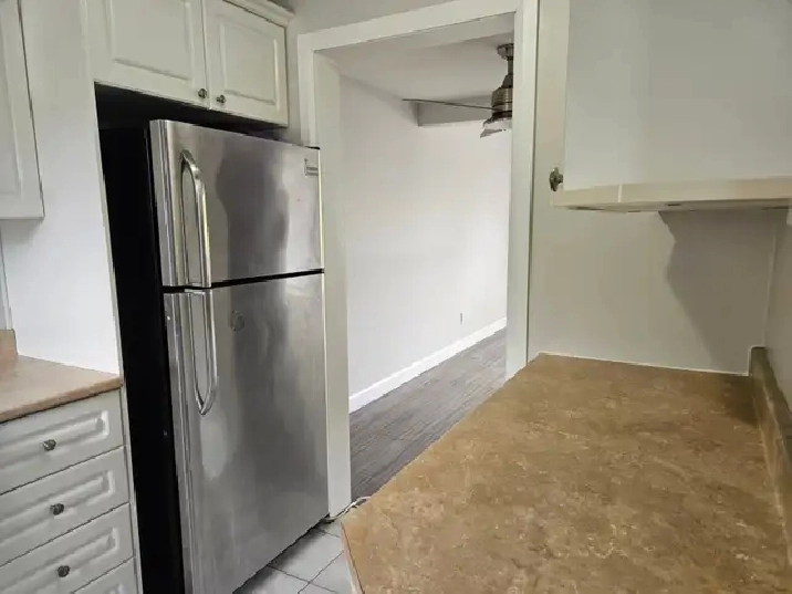 Lovely 3bd condo townhouse with parking at door - avail NOW