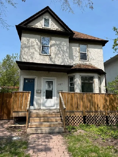 3Bed 1Bath Duplex Suite For Rent On Corydon