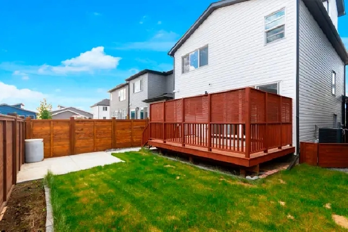 Turnkey, 4 bed plus den, developed basement, 3 storey, views