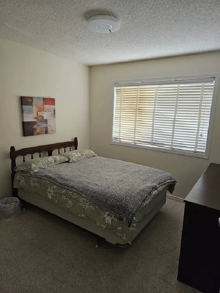 Available Now: Room for rent in Thickwood