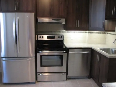 Large Renovated 3-BR 2 Floors - Grand Rénové 3 Chambres 2 Étages