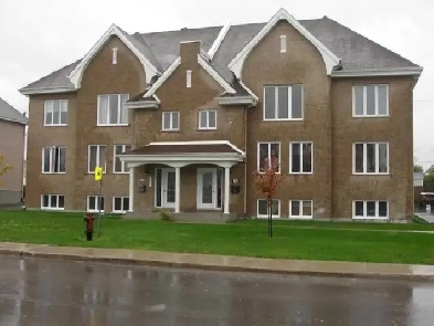 Grand 4 ½ style condo fraichement peinturéRepentigny