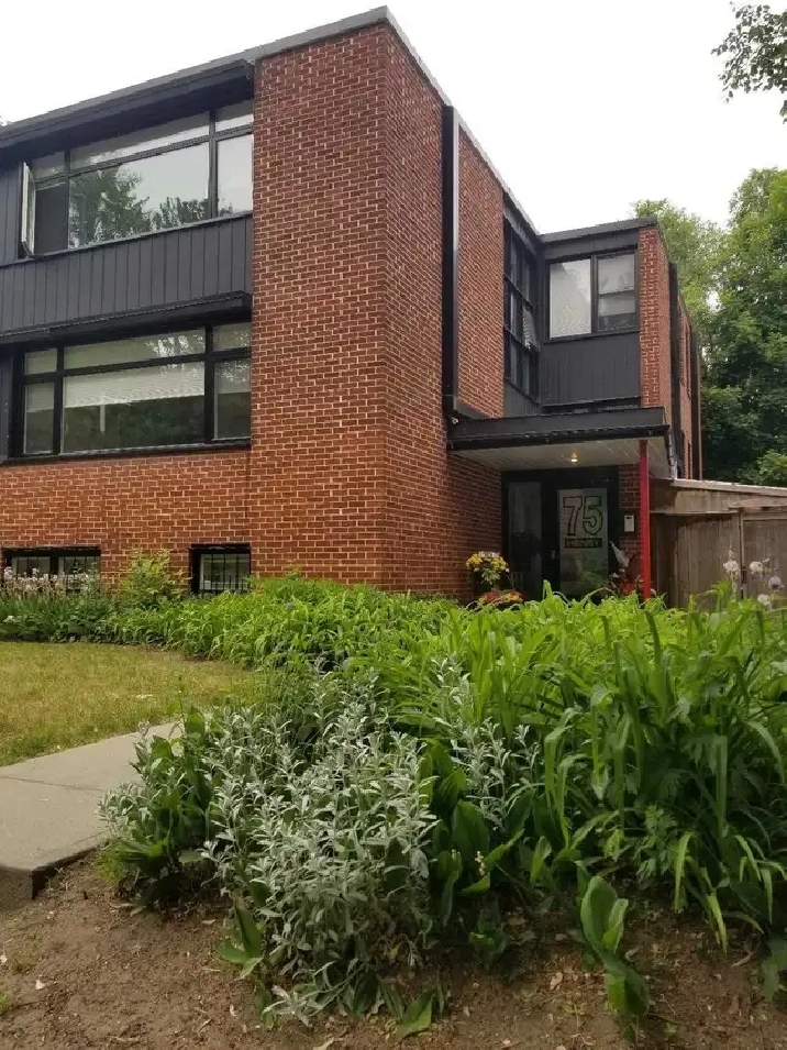 Massive 3 bdrm unit, recently renovated, in fantastic walkab