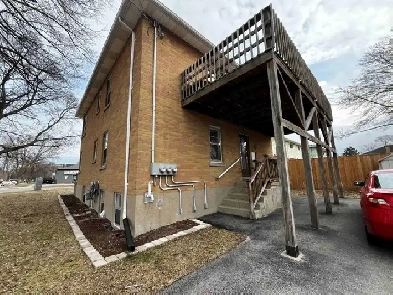 Centrally Located 2-Bedroom Unit Close to Shopping & Dining