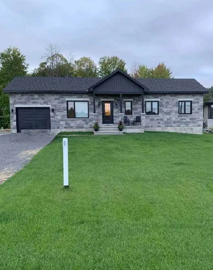 Beautiful detached 3bed, 3bath bungalow