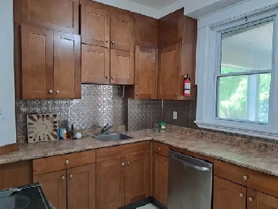 Centrally located 2 bedroom, 2 bathroom unit w/ parking